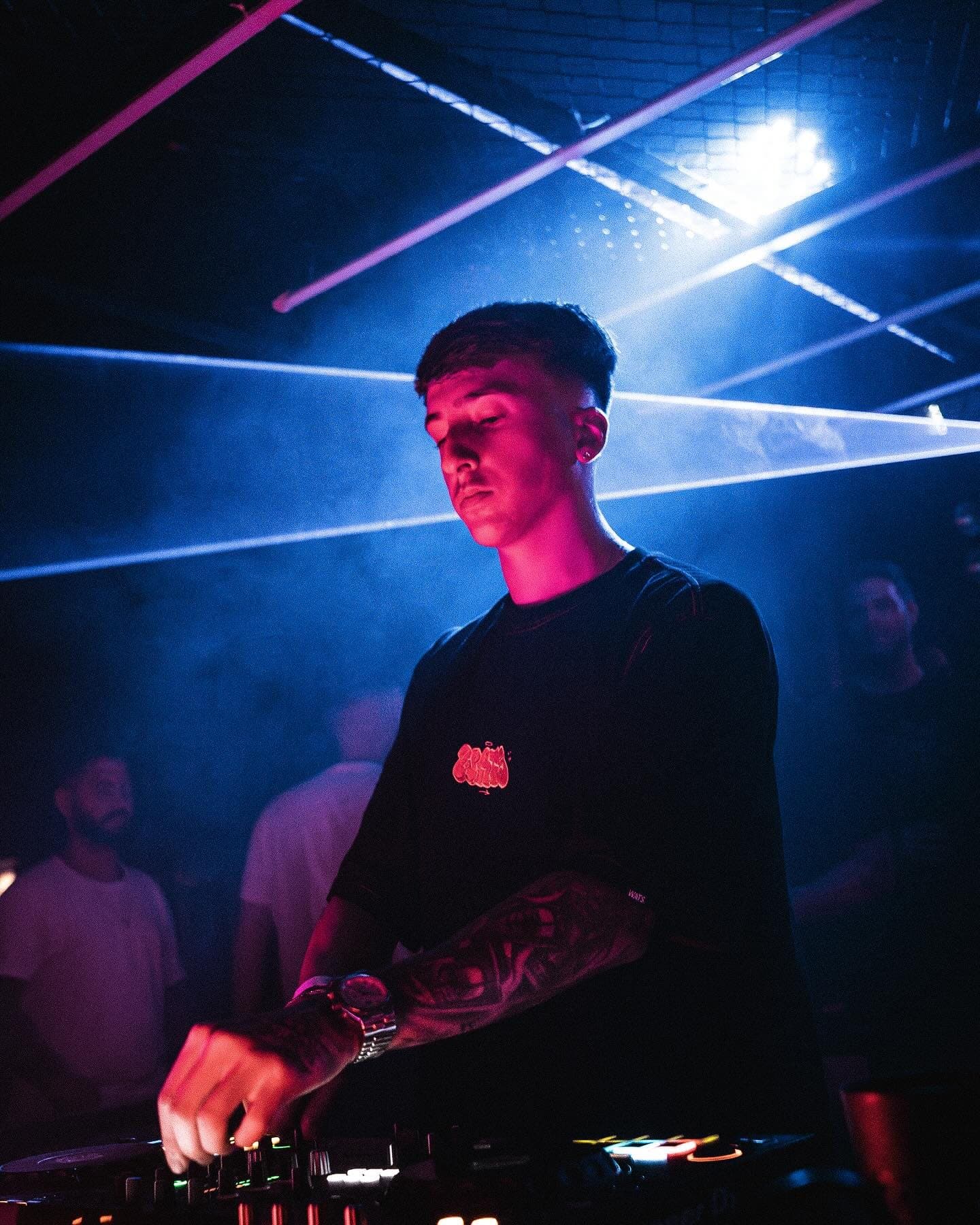 Stizi tocando no Inside Club sob lasers azuis